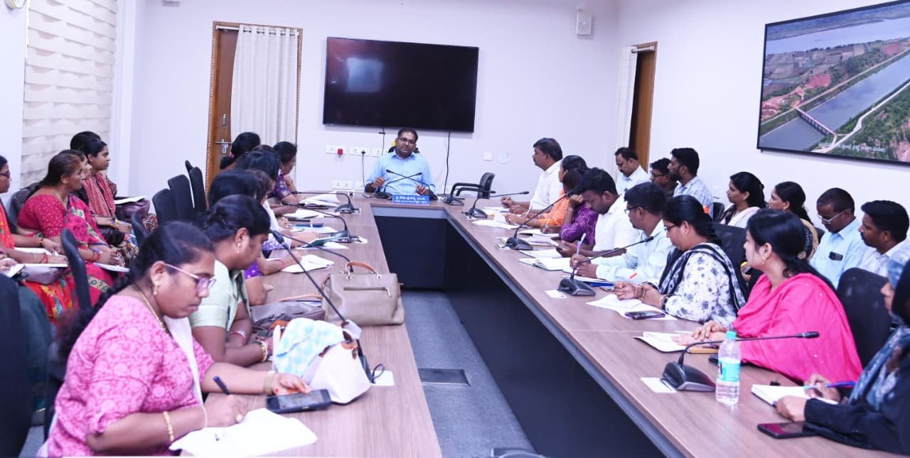 పిల్లల ఎదుగుదలను నిరంతరం పరిశీలన చేయాలి...జిల్లా కలెక్టర్ కోయ శ్రీ హర్ష  *అంగన్వాడి కేంద్రాలలో పిల్లల హాజరు శాతం పెంచాలి  సంక్షేమ శాఖ పని తీరు పై సమీక్ష చేసిన జిల్లా కలెక్టర్